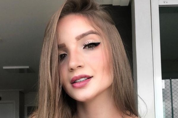 Anna Livya Padilha, a ´Menina Fantasma´, ostenta em iate e deixa escapar tatuagem intimista