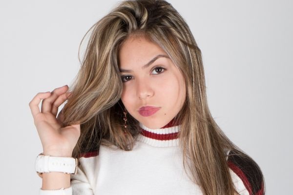 Ao lado de amigas, Melody tira foto em carrossel e recebe chuvas de críticas: ´Para de fingir´