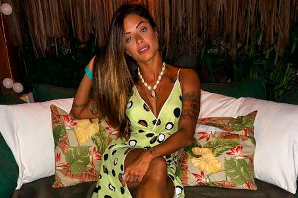Aline Riscado posta selfie de biquíni e deixa seguidores sem fôlego