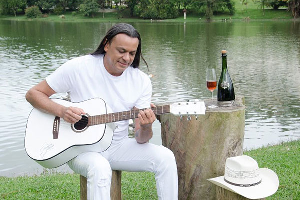 Frank Aguiar surpreende e mostra filha gata de apenas 23 anos