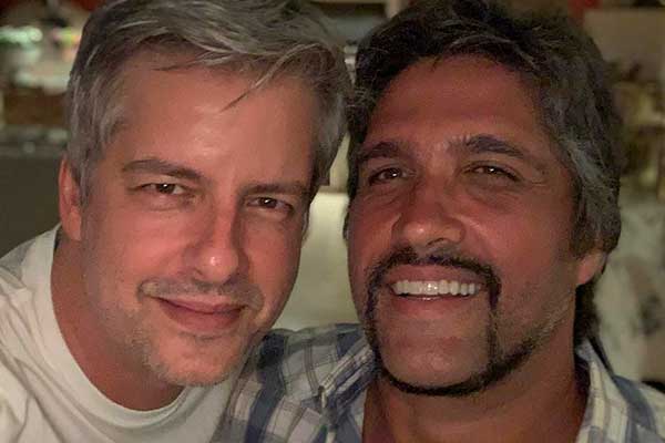 Victor Chaves ironiza acusação de agressão à ex e brigas com o irmão Léo