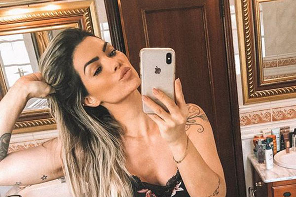 Kelly Key surge em vídeo rebolando com tudo de biquíni em piscina