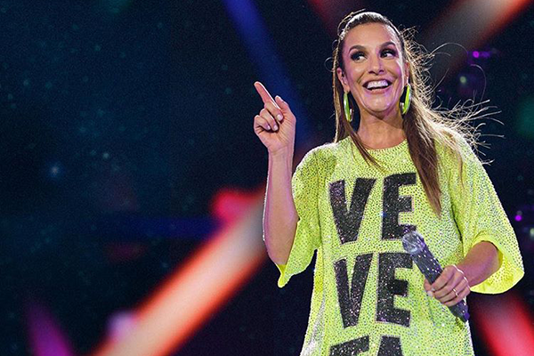 Ivete Sangalo ajuda moradores do Vidigal com caminhão de doações