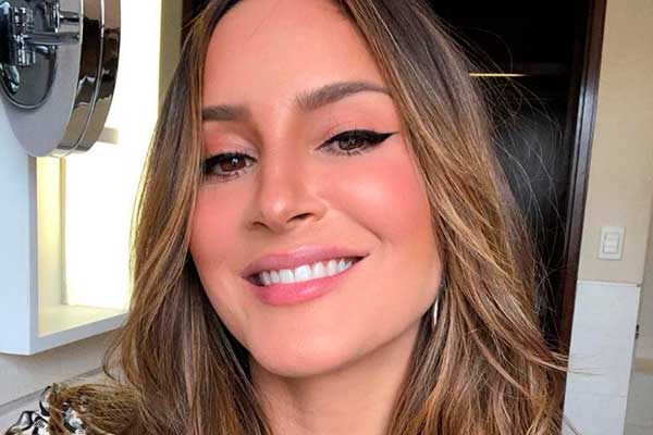 Gravidíssima, Claudia Leitte surge poderosa de roupão e salto alto
