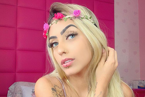 Após rebolar em frente à escola, MC Mirella se defende das críticas