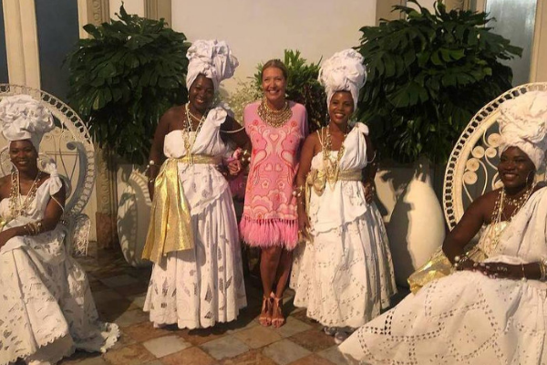 Acusada de racismo, diretora famosa pede demissão de revista