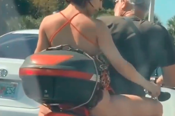 Mulher é flagrada raspando a perna em cima de moto no trânsito