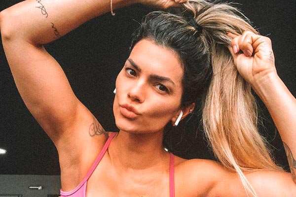 Kelly Key posa de top e chama atenção com corpo sarado