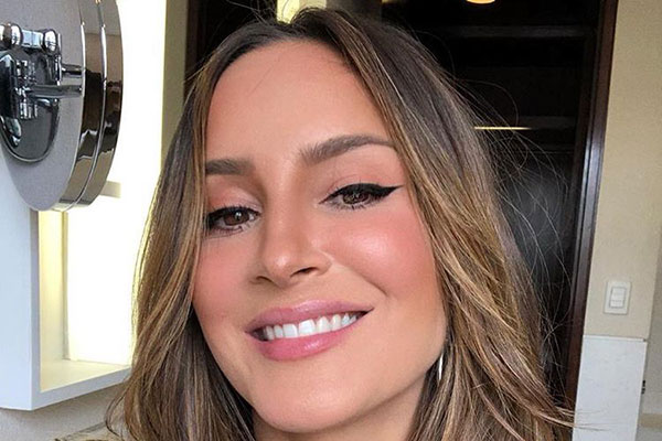 Claudia Leitte posta look do dia para fazer show e deixa barriguinha à mostra