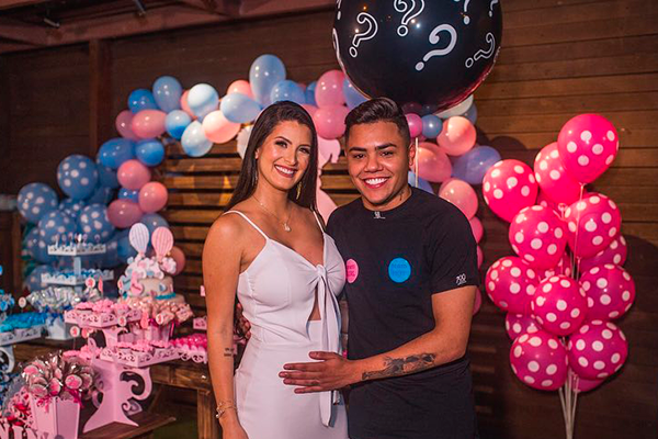 Carol Marchezi encanta internautas com foto do filho