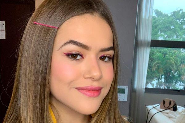 Maisa Silva posa com grampo na cabeça