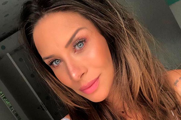 Lizi Benites posa de roupa íntima e ostenta barrigão de 8 meses
