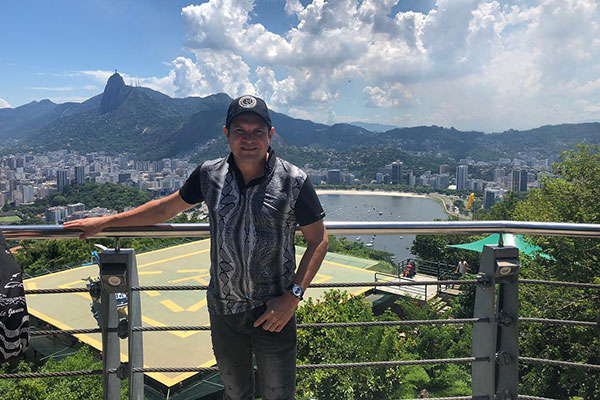 Ximbinha curte viagem com namorada novinha