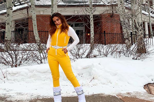 Quê? Anitta foge da folia de Carnaval e aparece rebolando na NEVE com roupa brilhante