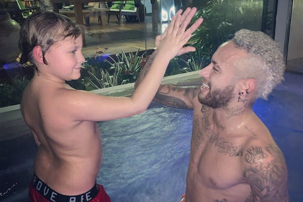 Neymar se declara a Davi Lucca após saber que ele ganhará um irmão