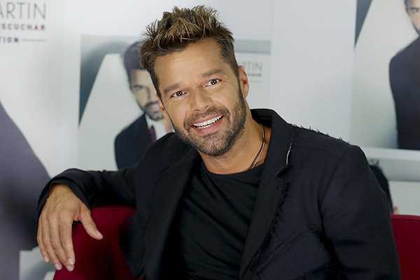 Perto dos 50 anos, Ricky Martin posa exibindo tanquinho rasgado e impressiona - MESMO!