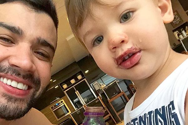Fofura! Gabriel é flagrado tocando piano com Gusttavo Lima