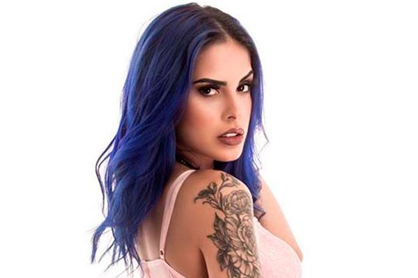 Tati Zaqui surge com cropped neon e deixa barriga à mostra