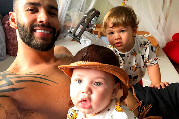 Gusttavo Lima mostra foto de Gabriel e Samuel e bomba na web