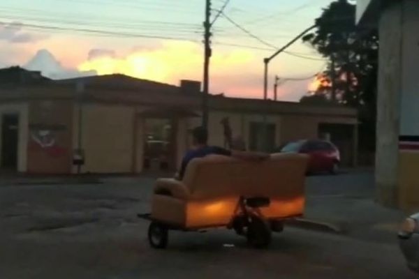 ´Sofámóvel´ faz sucesso pelas ruas no Paraná