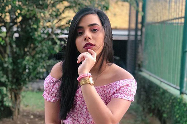 Gêmea Lacração posa de biquíni listrado e revela corpaço