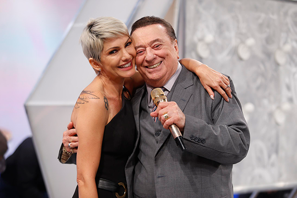 Raul Gil recebe Antônia Fontenelle no Pra Quem você Tira o Chapéu
