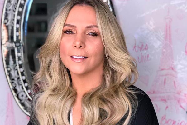 Carla Perez aposta em body de oncinha para acompanhar marido na folia