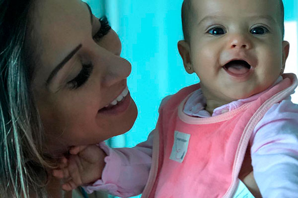 Como assim? Mayra Cardi usa berço de loja para fazer Sophia dormir