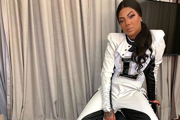 Ludmilla usa look todo amarelo e gera burburinho na web