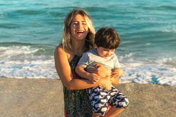 Filha do Leonardo tenta fazer dia de spa, mas rotina de dona de casa simples impede