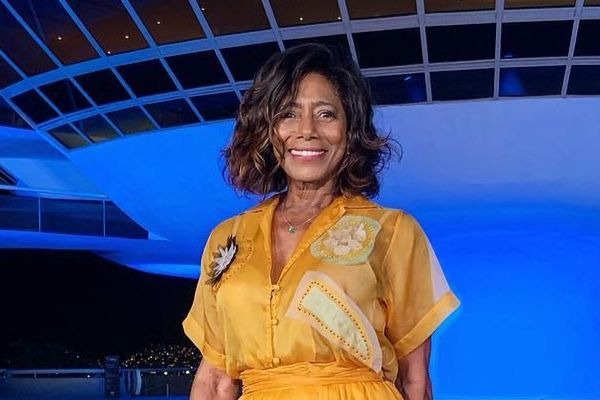 Gloria Maria é flagrada com affair misterioso em festa de carnaval