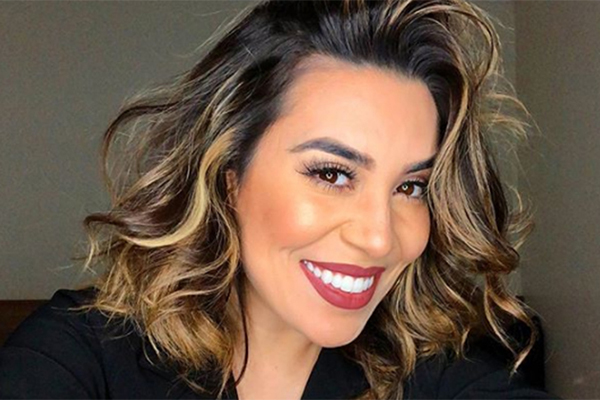 Naiara Azevedo posa de costas e shortinho brilhante deixa TUDO em evidência