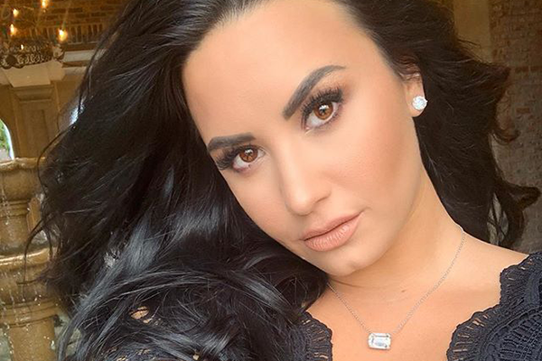 Demi Lovato arranca dente de homem com um soco poderoso