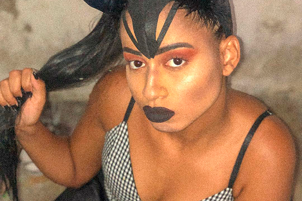 MC Loma beija cobra e dispara: ´Minha irmã é muito linda´