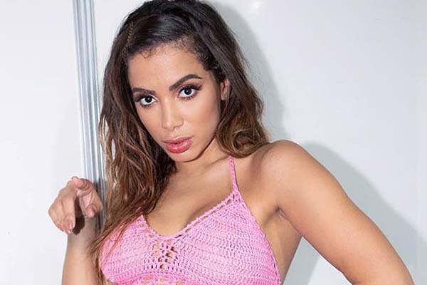 Após várias confusões, Anitta chama os amigos e faz festa em casa