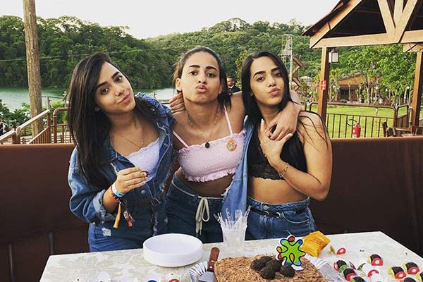Gêmea Lacração aparece de biquíni amarelinho e deixa bumbum GG à mostra