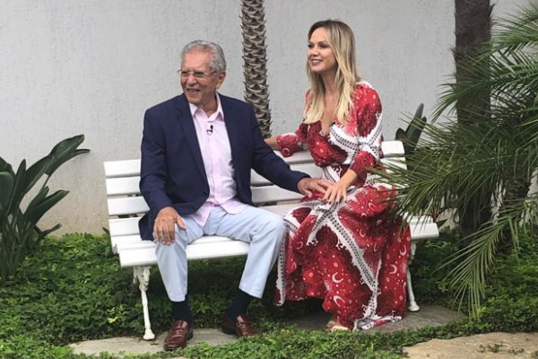Carlos Alberto de Nóbrega cai em pegadinha no programa Eliana deste domingo