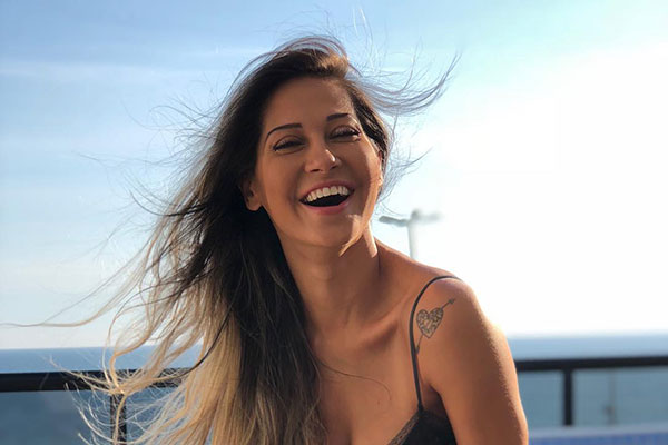 De maiô branco fio dental, Mayra Cardi provoca seguidores e deixa tudo à mostra