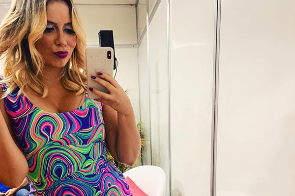 Em novo clique, Marília Mendonça usa shortinho PP e exibe cintura fininha