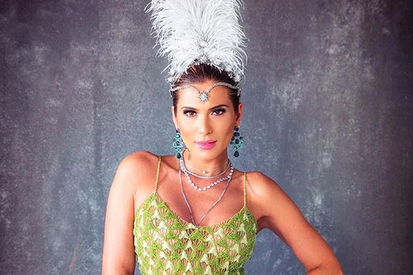 Após o carnaval, Lívia Andrade posa de maiô fio-dental e empina o bumbum