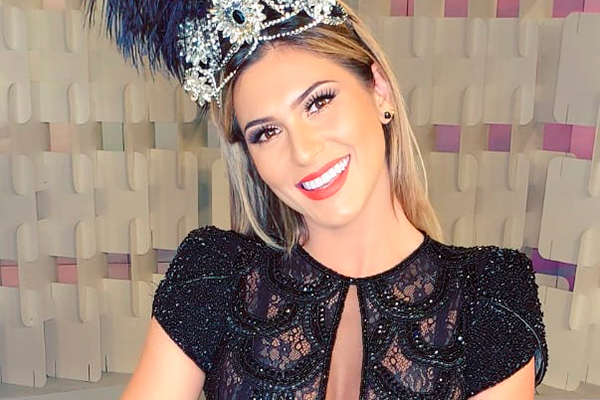 Sereia? Lívia Andrade posa de biquíni no mar e recebe elogios