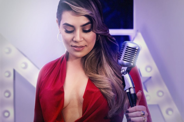 Naiara Azevedo empina o bumbum em foto com vestidinho