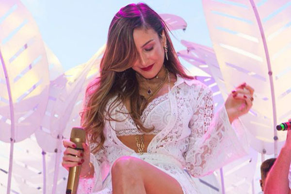 Aos cinco meses de gestação, Claudia Leitte mostra bochechas redondas e nariz ´enfofado´