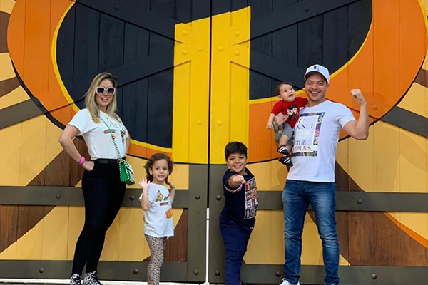 Wesley Safadão mostra Ysis e Yhudi brincando com cobra imensa e jacaré