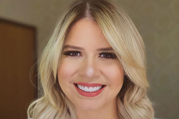 Marília Mendonça posa com look all black e ostenta cintura fininha