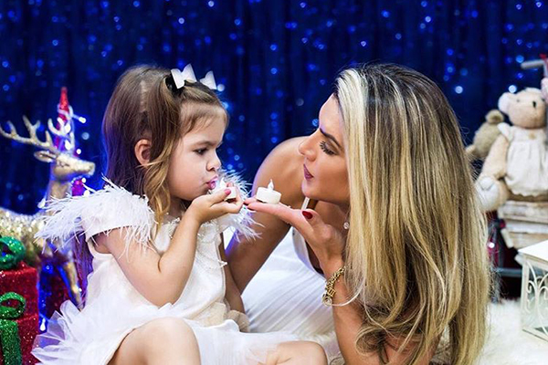 Que fofura! Mirella Santos e Valentina posam com a mesma roupa fitness