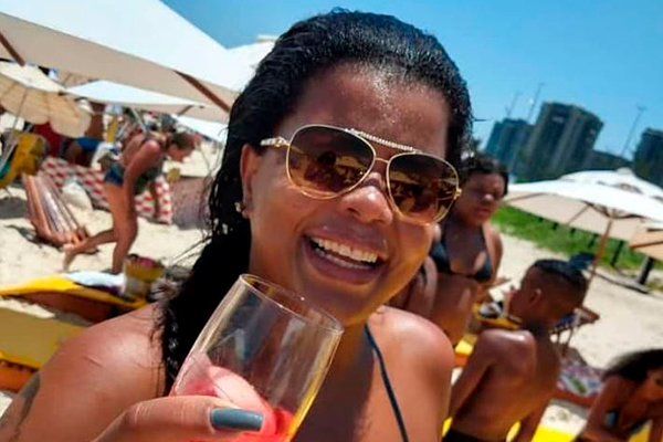 Tati Quebra Barraco faz festa de 15 anos pra filha e semelhança entre elas impressiona