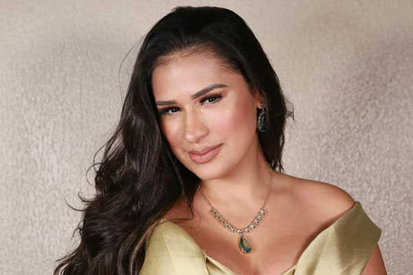 Simone aparece totalmente sem maquiagem e com cabelos naturais