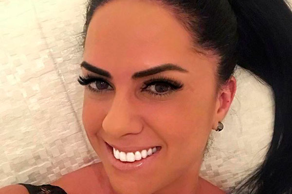 Graciele Lacerda posa com look fitness e cinturinha chama atenção
