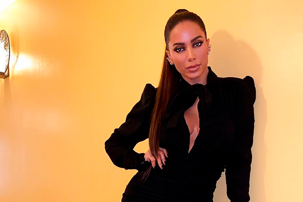 Anitta surge com vestidinho PP e impressiona os seguidores